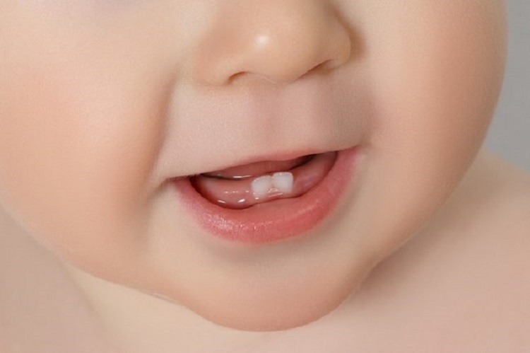 Mengenal gejala tumbuh gigi pada bayi, Sumber: alodokter.com