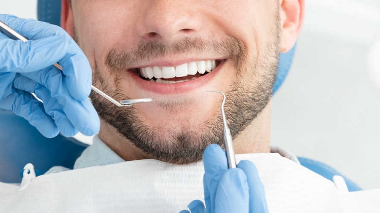 Melakukan perawatan gigi profesional, Sumber: sehatq.com