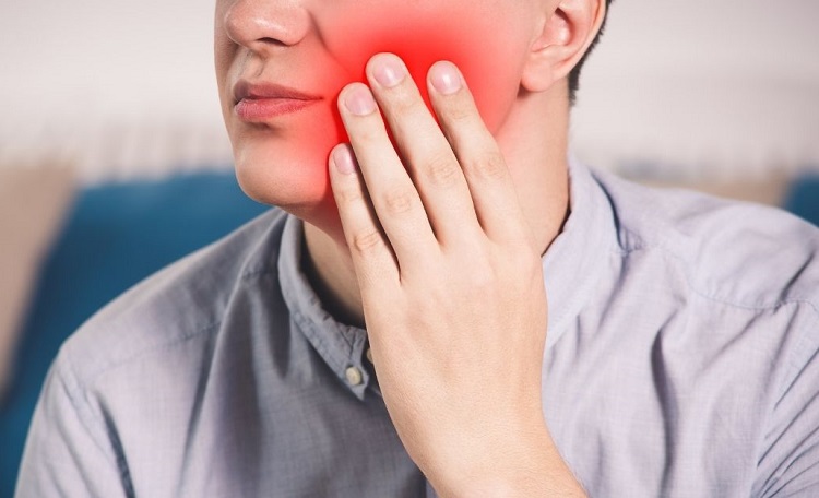 Merasakan nyeri saat sakit gigi, Sumber: rey.id