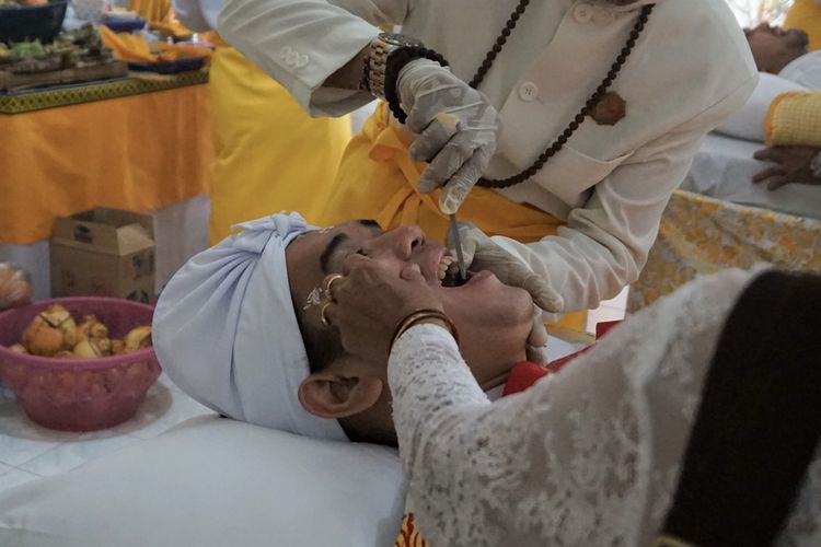 Ritual potong gigi dalam agama Hindu Bali, Sumber: travel.kompas.com