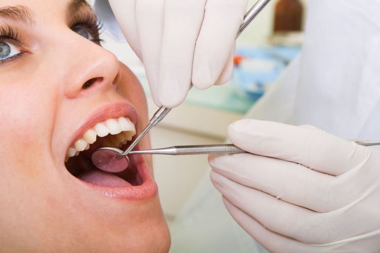 Melakukan pemeriksaan gigi di dokter gigi, Sumber: brilio.net