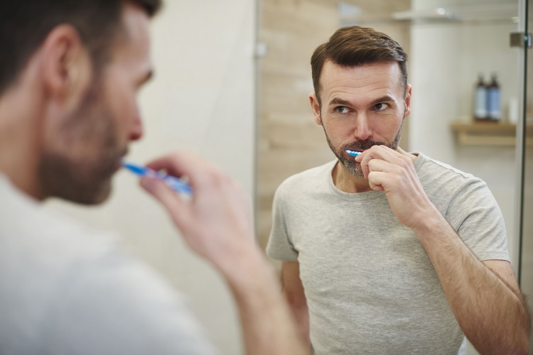 Menyikat gigi dengan benar dapat membantu mempertahankan bentuk gigi yang bagus, Sumber: kaltimtoday.co