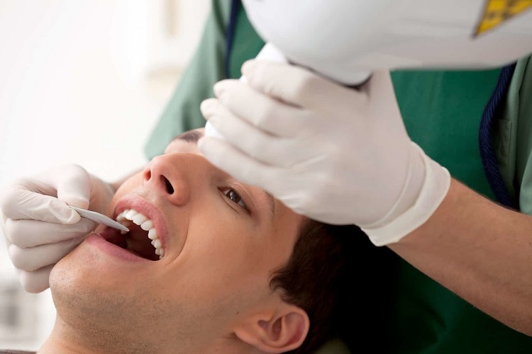 Melakukan prosedur tambal gigi untuk merawat gigi berlubang, Sumber: dentistory.id