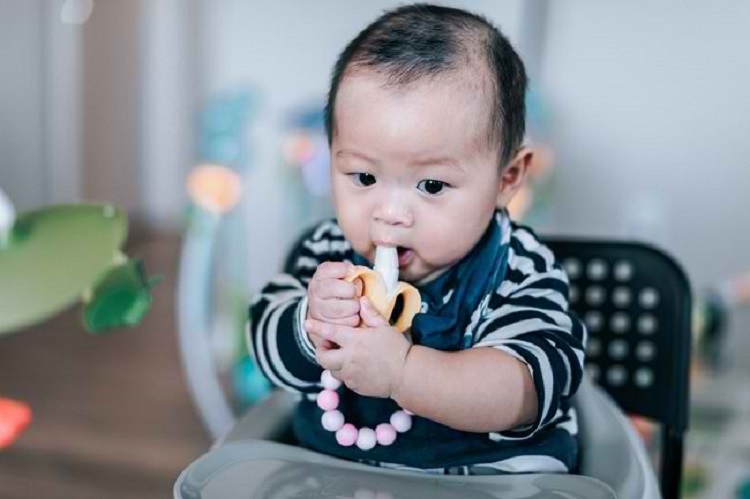 Penggunaan teether pada bayi, Sumber: alodokter.com