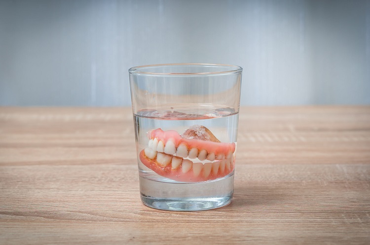 Gigi palsu juga harus dibersihkan dan dirawat, Sumber: holtdentures.ca