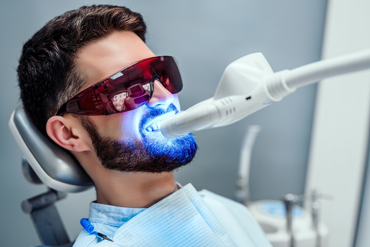 Penggunaan laser harus dilakukan oleh dokter gigi profesional, Sumber: dentistrywalnutcreek.com