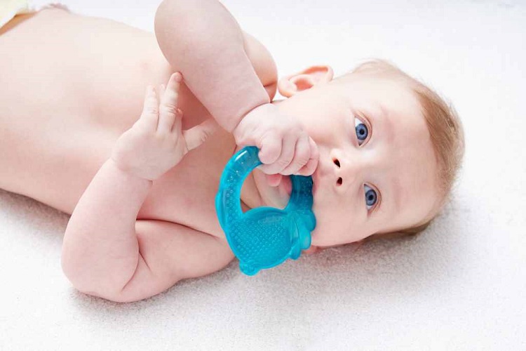 Penggunaan teether bayi, Sumber: doktersehat.com