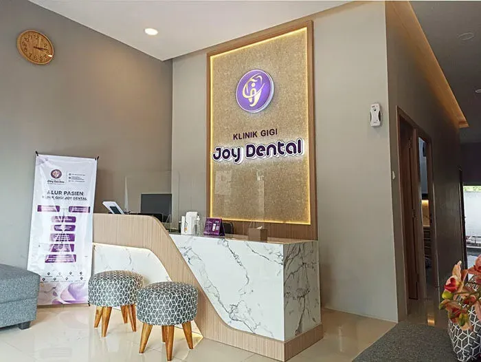 Resepsionis Dokter Gigi Semarang